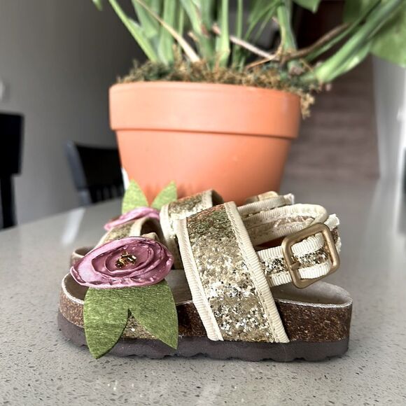 NWOT JoyFolie Gold Glitter Sandals 4 Lilac Leaf Open Toes Sparkles Golden Rose - Picture 2 of 9